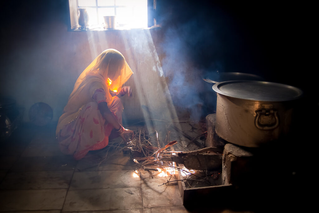 Vrouw aan het koken bij een school