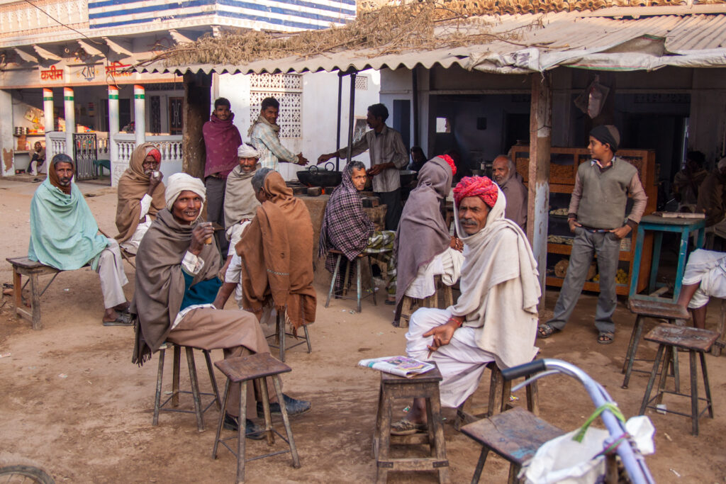 Mannen warmen zich op met Masala Chai in Tordi