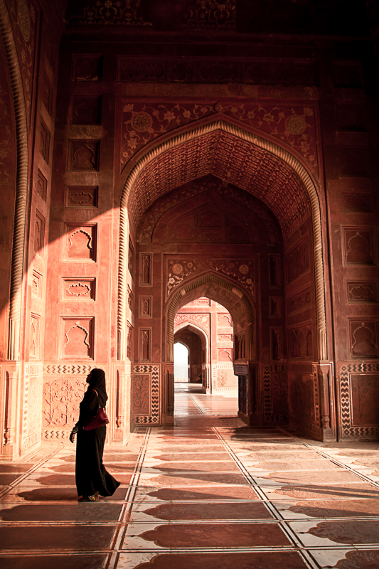 Vrouw in bijgebouw nabij de Taj Mahal