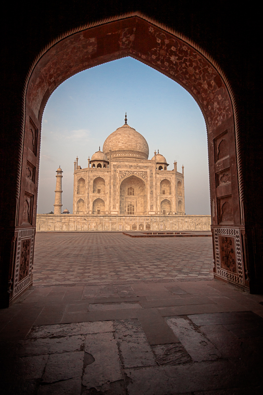Poort met zicht op de Taj Mahal