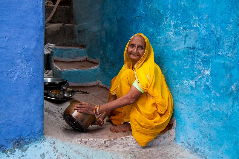 Oudere dame in een klein dorp, Rajasthan
