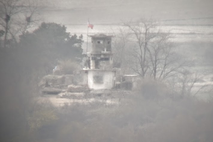 Noord-Koreaanse wachttoren met 2 soldaten