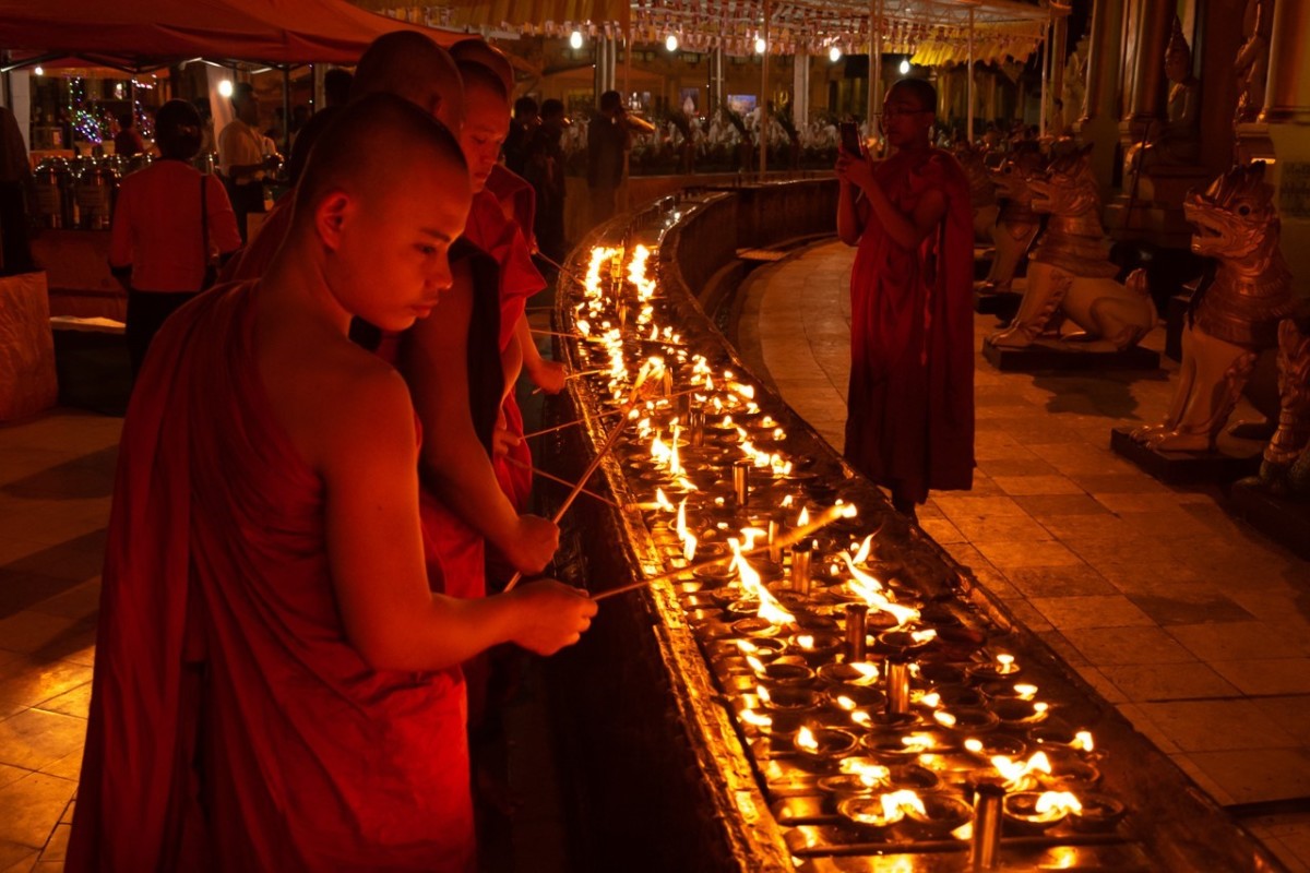 Monniken bij de Schwedagon Pagode in Yangon