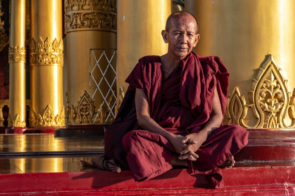 Monnik bij de Schwedagon Pagode in Yangon