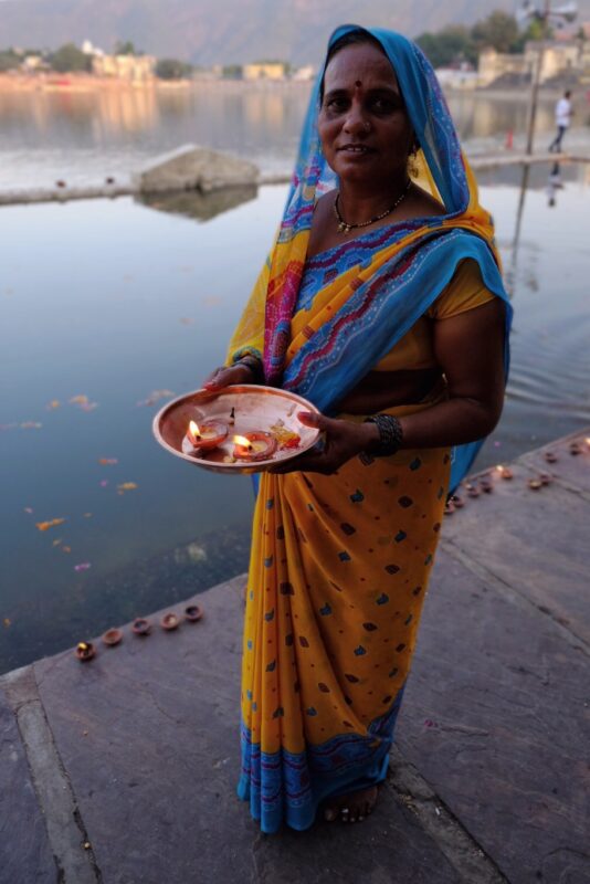 Vrouw bij het heilige meer in Pushkar