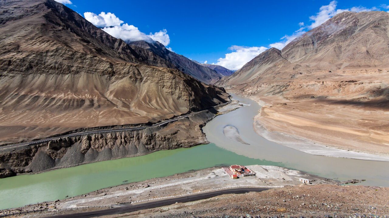 Samenloop van de Indus-rivier en de Zanskar-rivier