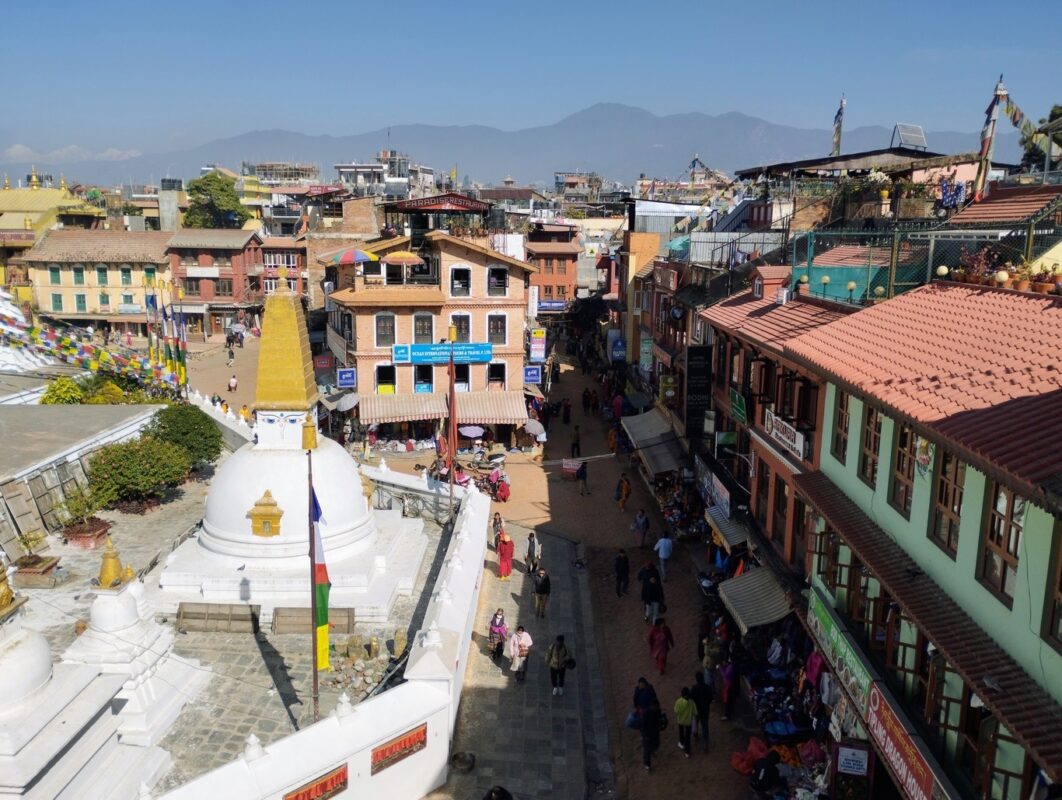 Zicht op Boudhanath stupa vanaf dakterras