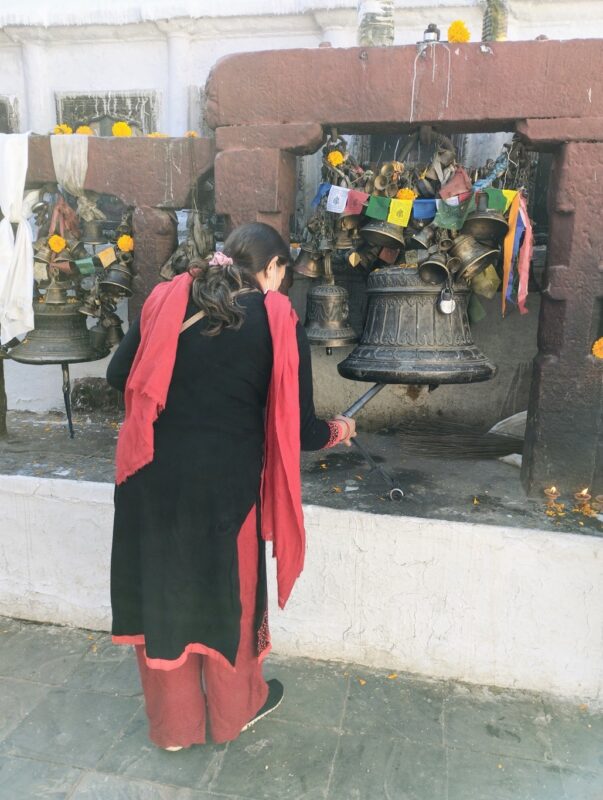 Vrouw voert rituelen uit