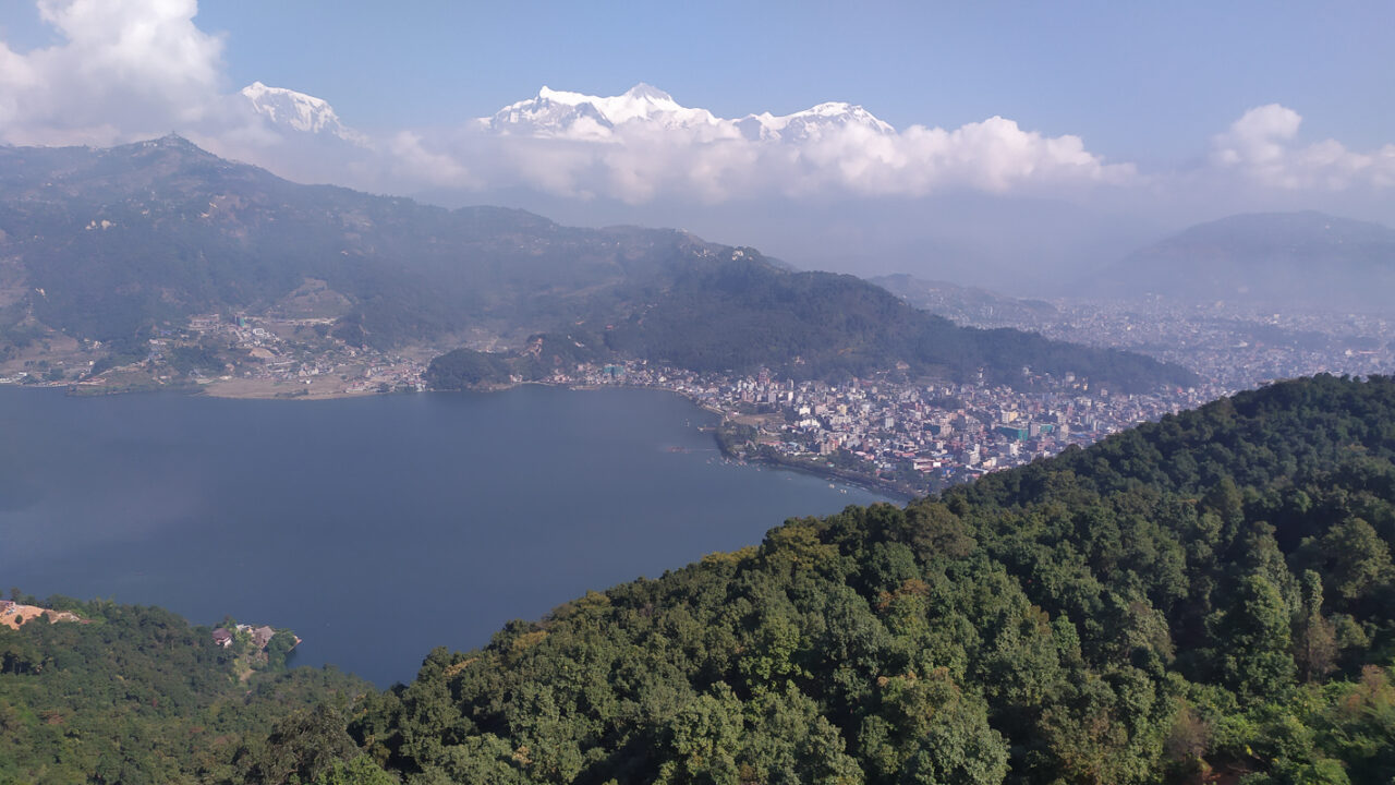 Uitzicht op Pokhara en Phewa-meer