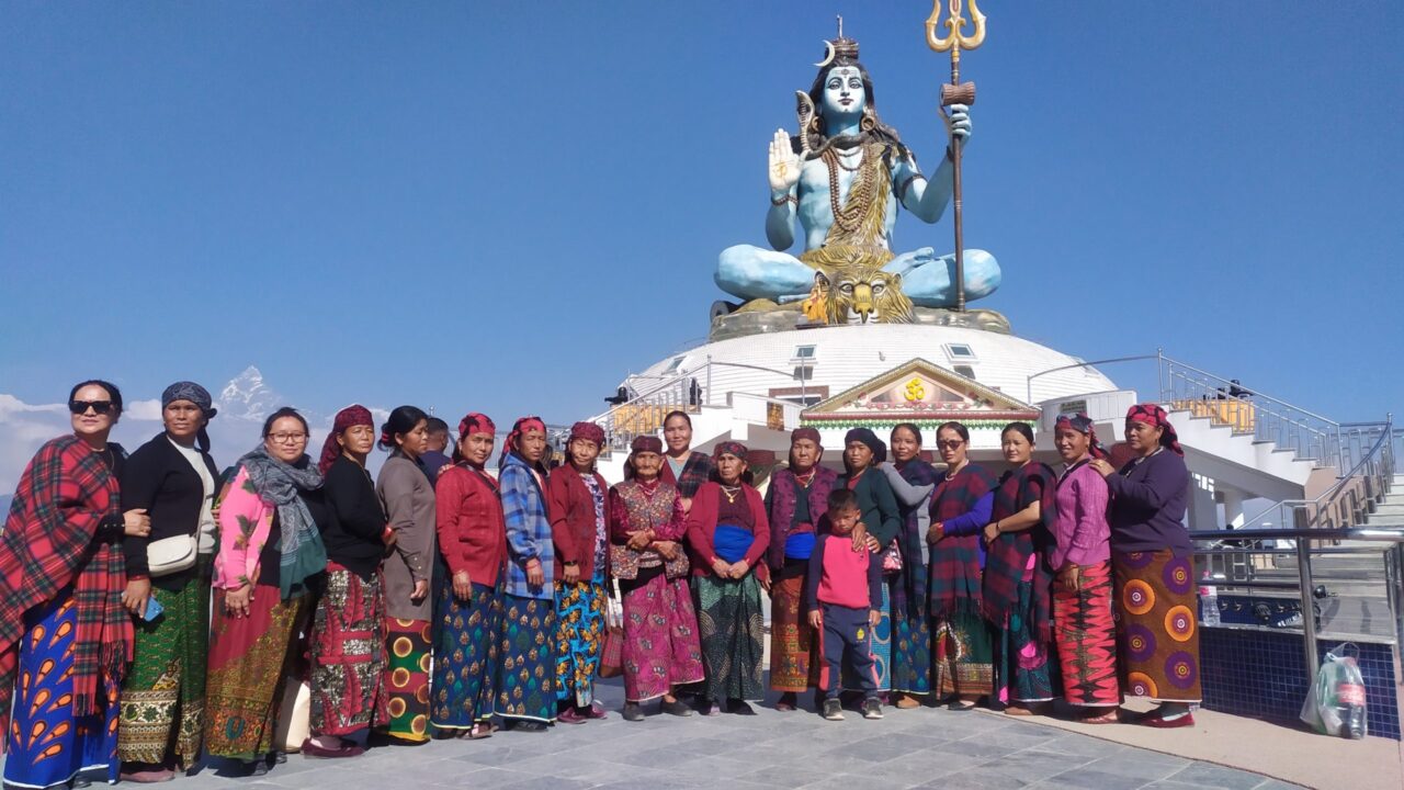 Nepalese bezoekers Statue of Lord Shiva