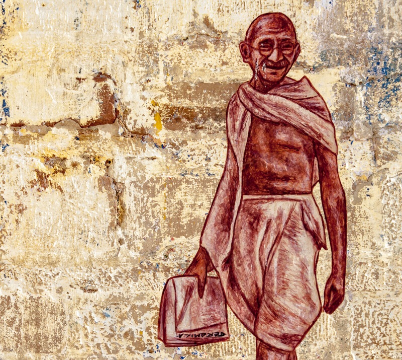 Muurschildering van Mahatma Gandi in Varanasi, India