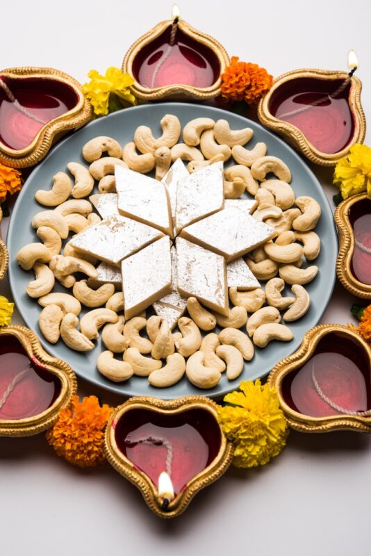 Diwali rangoli met kaju katli