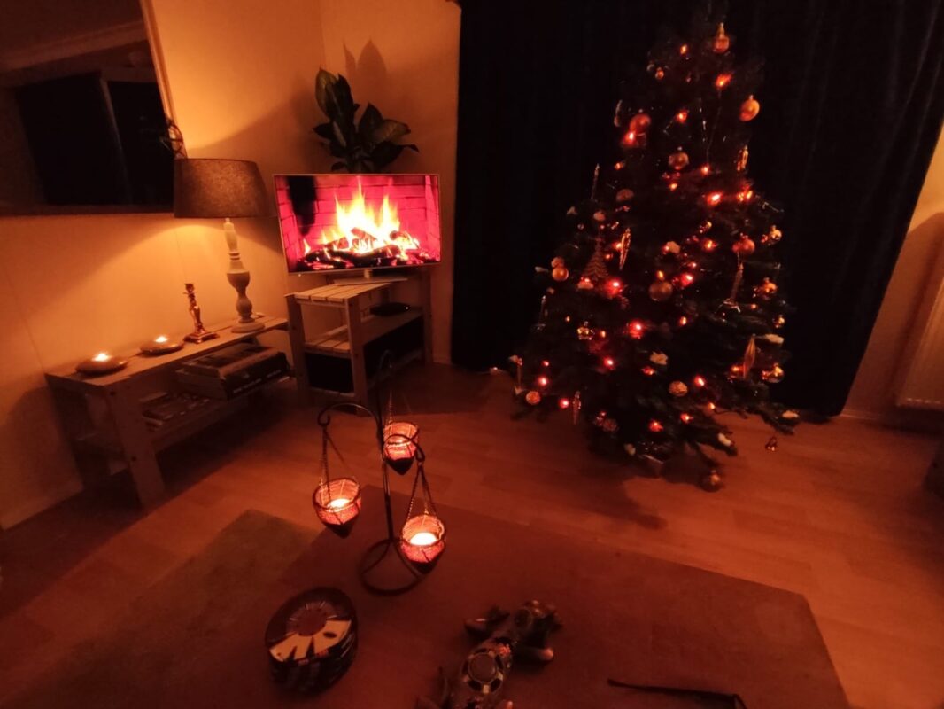 Kerstsfeer in huis voor kerst tag 2025