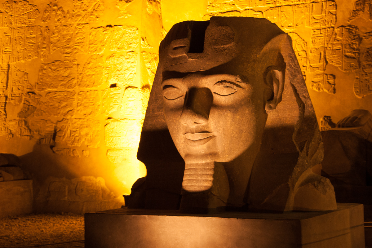 Hoofd van farao Ramses II, Luxortempel Egy[te