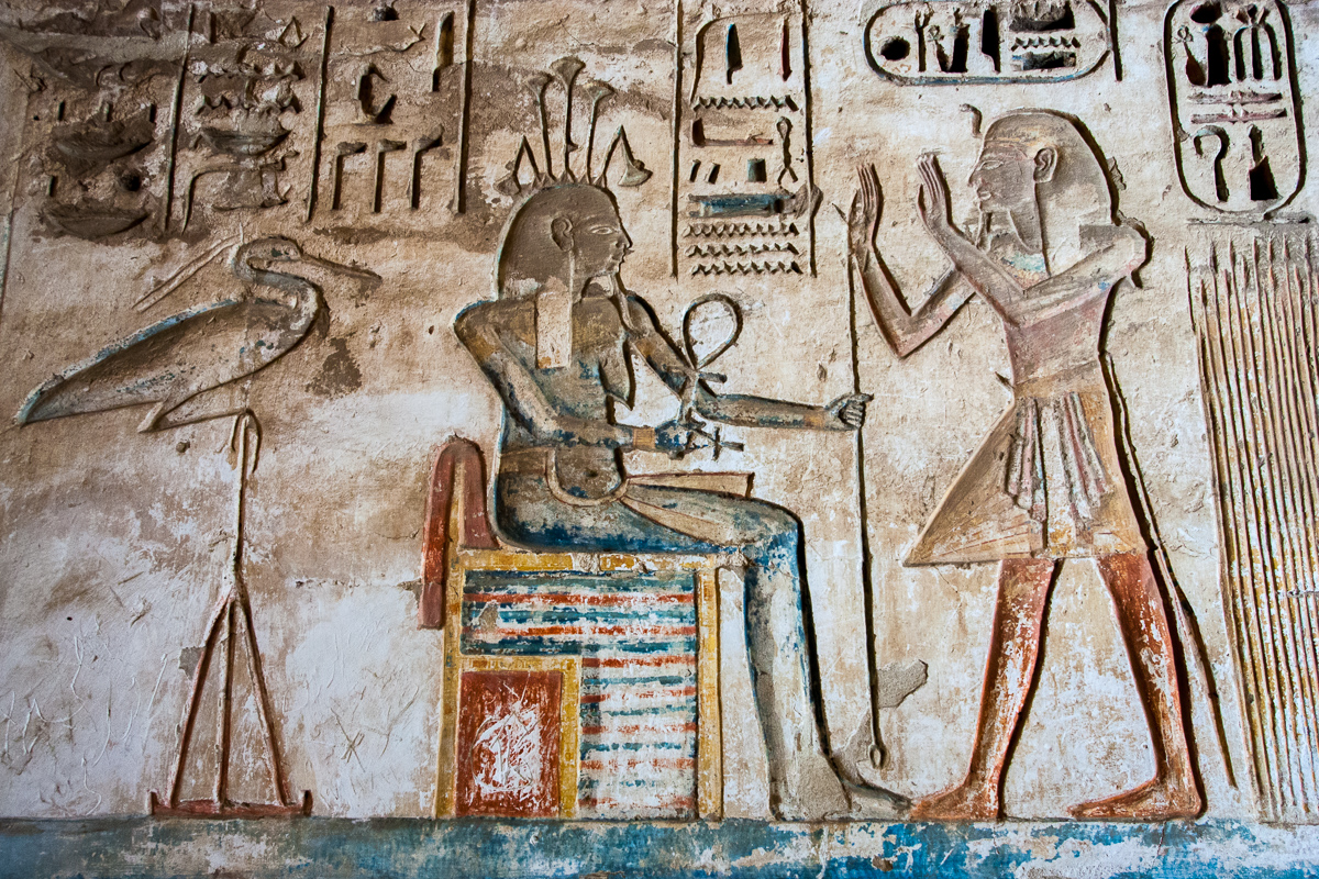 Kleurrijke reliëfs Medinet Habu