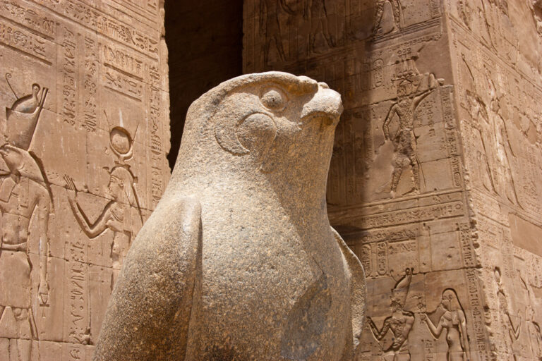 Beeld van een valk, Horus tempel in Edfu, tempels Egypte