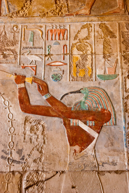 Kleurrijke reliëf karnak, tempels Egypte