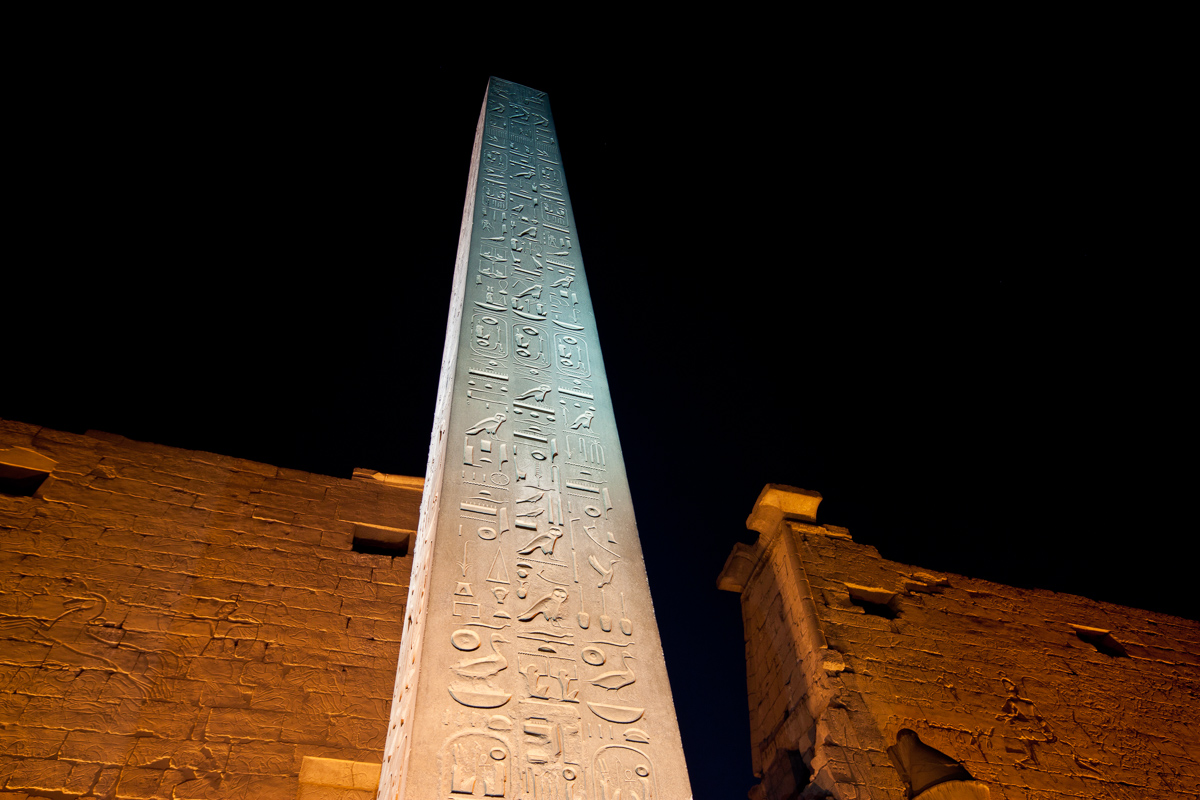 Obelisk met hiërogliefen, Luxor tempel