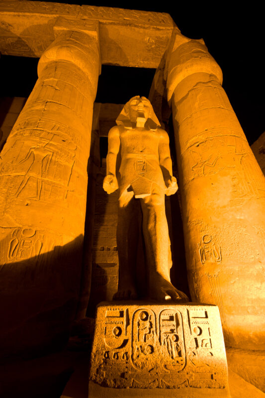 Standbeeld Ramses II bij de ingang van de Luxortempel