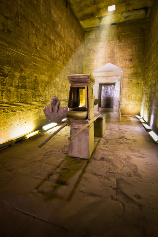 De heilige bark (zonneschip) In de Horus tempel