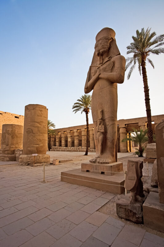 Beeld van Ramses in Karnak, tempels Egypte