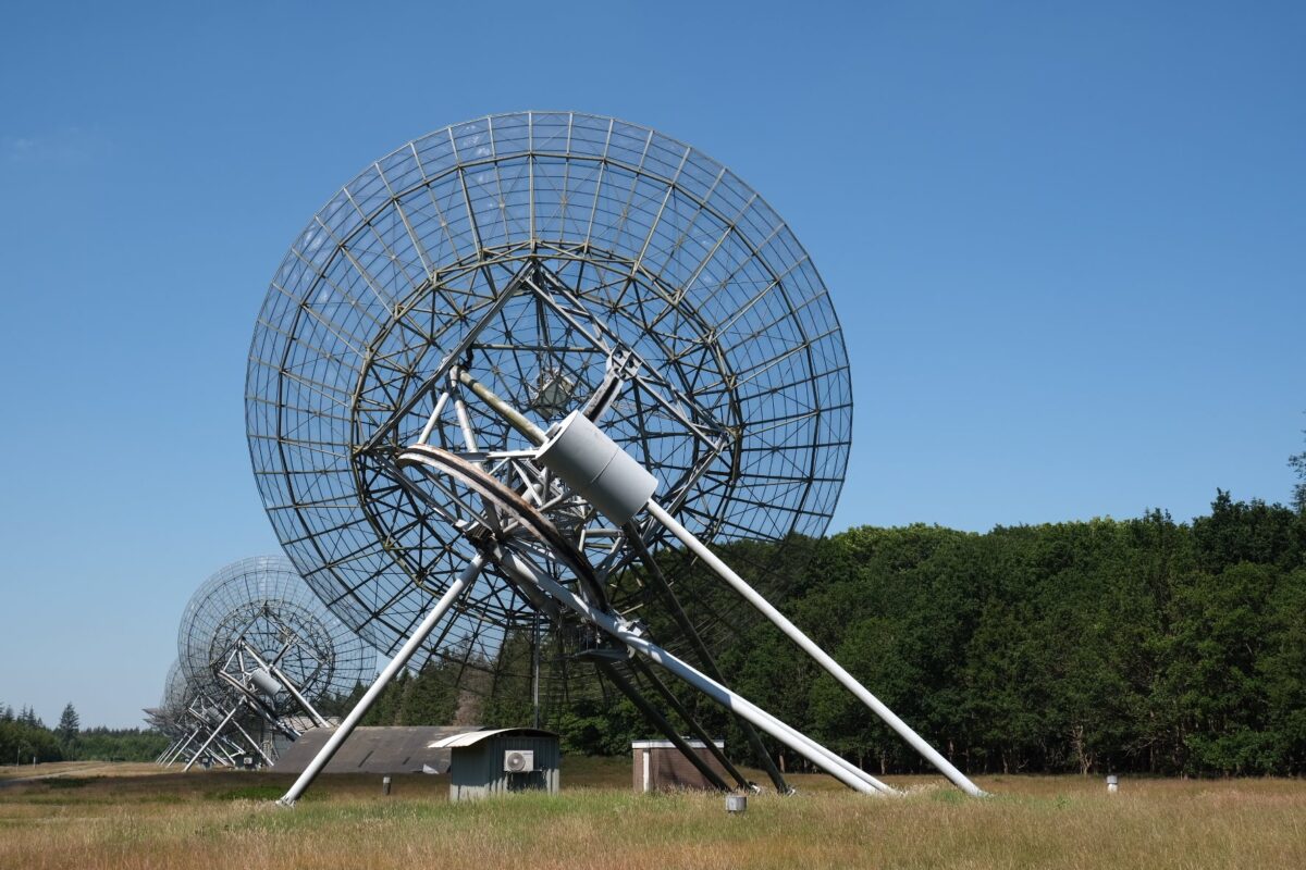 Vlakbij Kamp Westerbork staan telescopen die onderzoek doen naar het heelal.