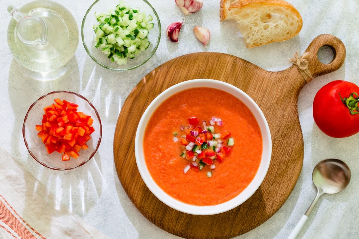 Spaanse gazpacho is een koude soep op basis van tomaten
