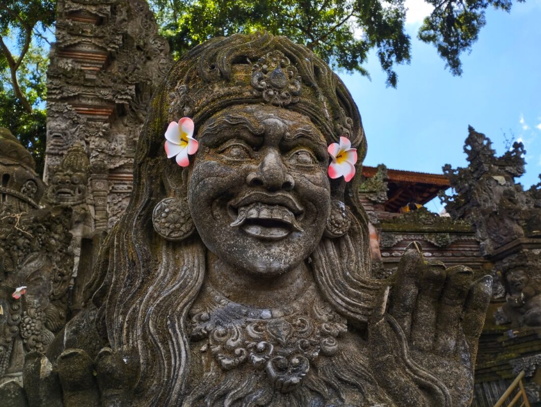 Tempelbeeld Ubud fastboat Bali