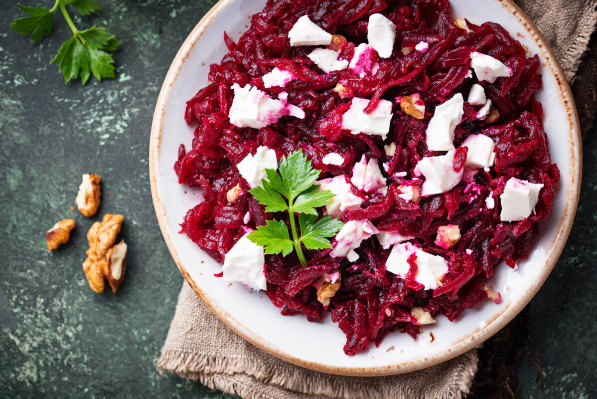 Rode bietensalade met feta en walnoten