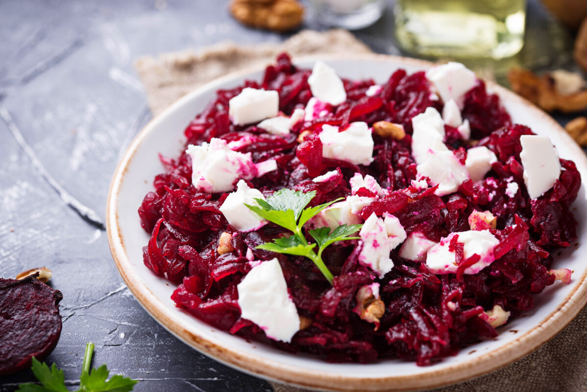 Heerlijke gezonde rode bietensalade met feta en walnoten