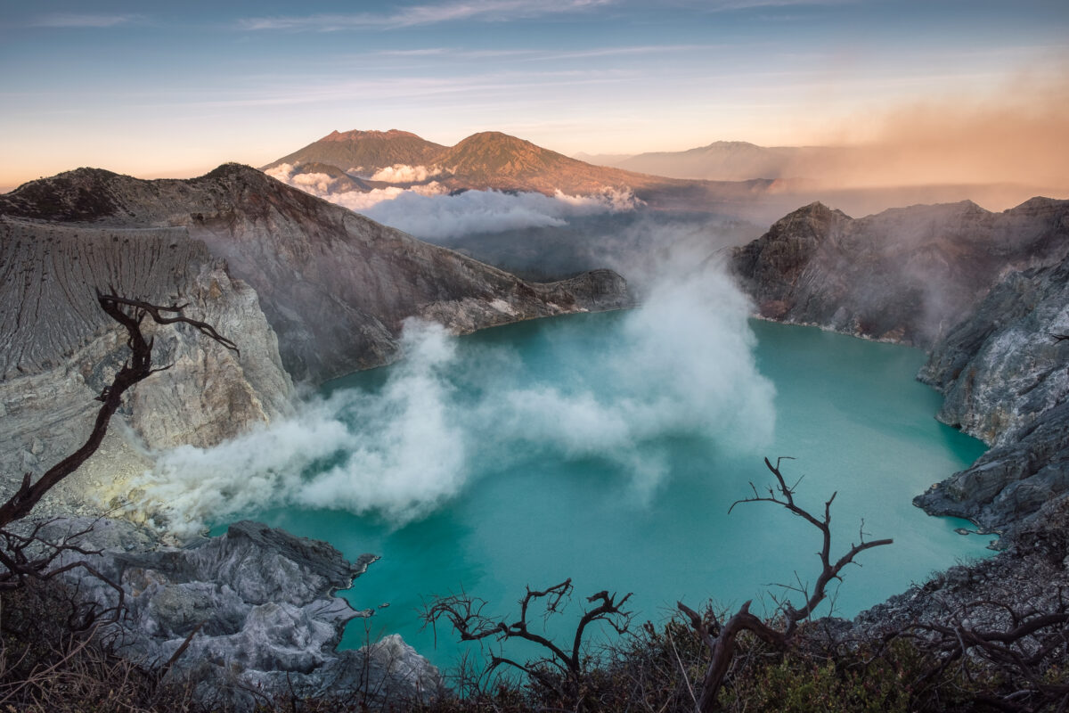 Actieve vulkaankrater met zwaveldampen in de ochtend bij Kawah Ijen, Indonesië