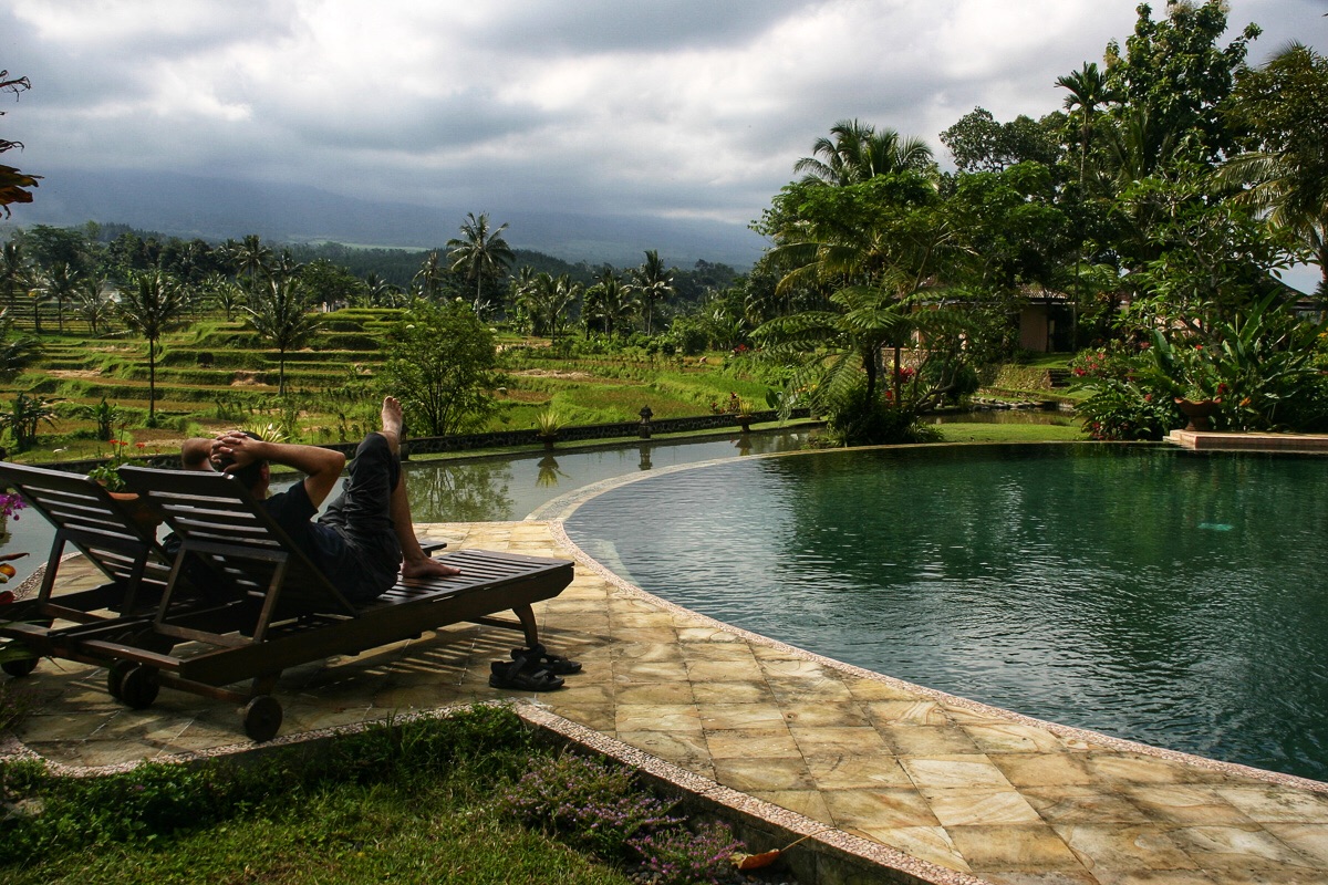 Jan geniet van het uitzicht over de rijstvelden, Ijen Resort & Villa’s