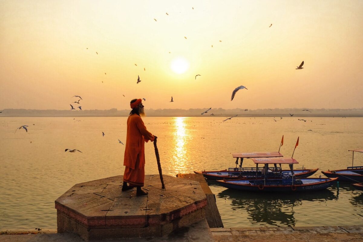Sadhu bij zonsopkomst in Varanasi, India