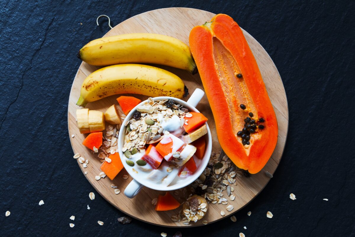 Tropische ontbijtbowl: yoghurt met fruit en muesli