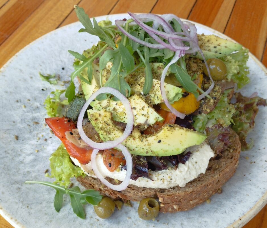 broodje hummus met avocado, gegrilde groenten en dukkah