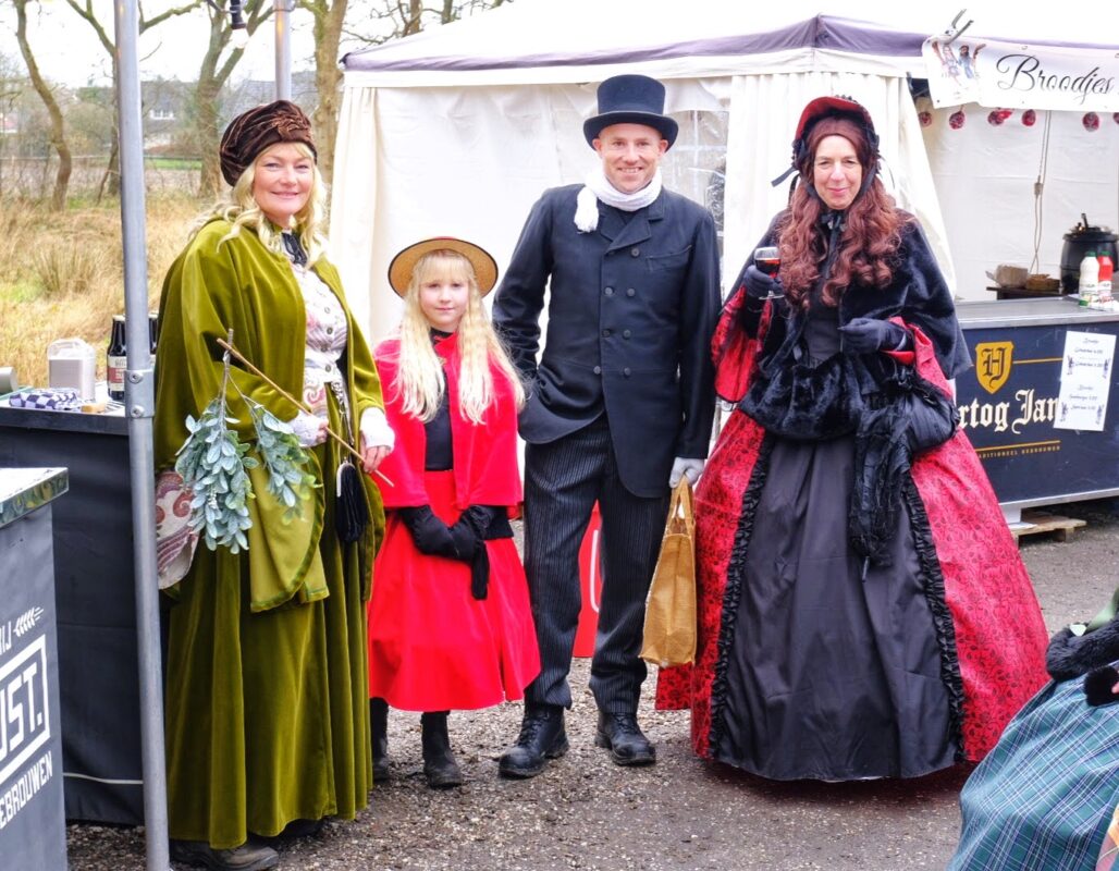 Dickens figuren bij de de Reuzegezellige Kerstmarkt in Schoonoord