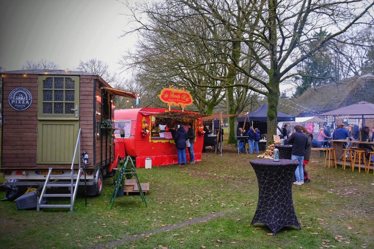 Foodtrucks op de kerstmarkt in Schoonoord