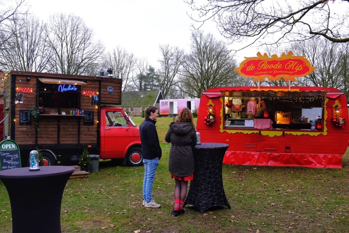 Foodtrucks op de kerstmarkt in Schoonoord