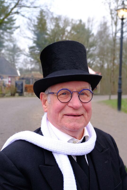 Een Dickens figuur op de kerstmarkt in Schoonoord