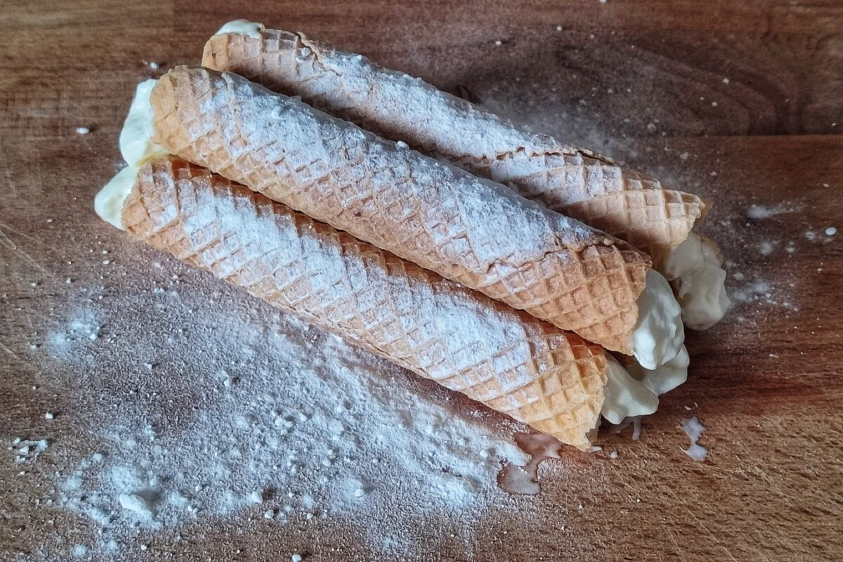 Kniepertjes en Nieuwjaarsrolletjes met slagroom en poedersuiker