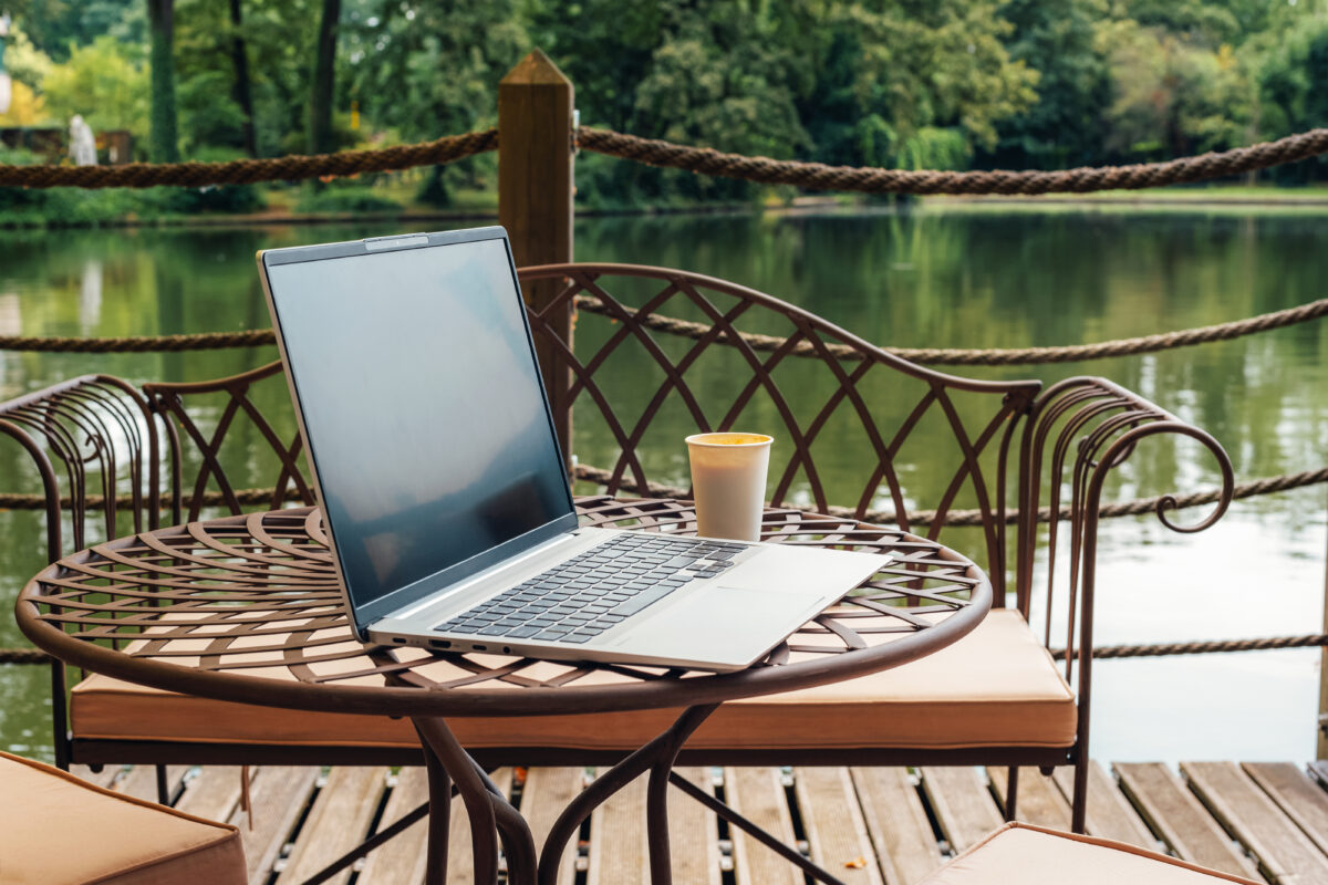 Een workation combineert werken en vakantie. een goede manier voor goedkoop reizen