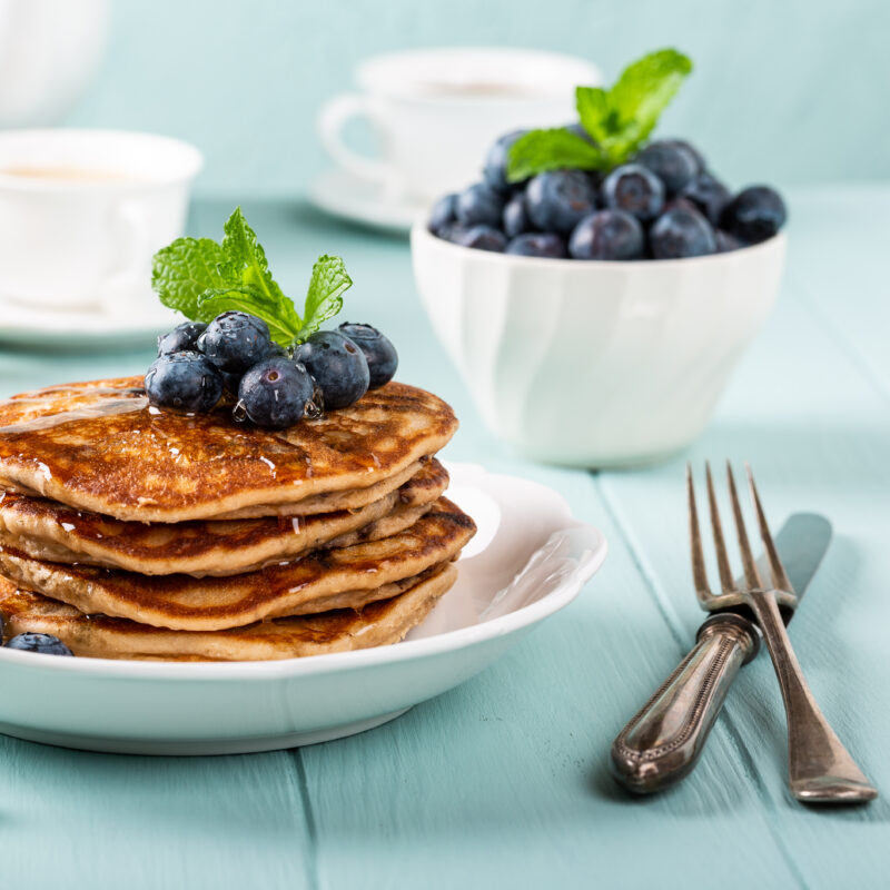 Mini pannenkoekjes met honing en blauwe bessen