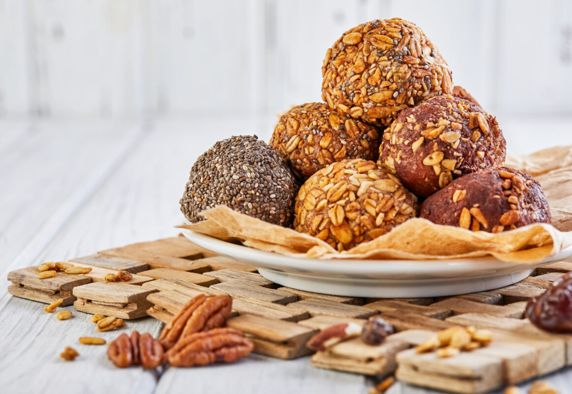  Gezonde energieballetjes met dadels, noten, havermout en chiazaad
