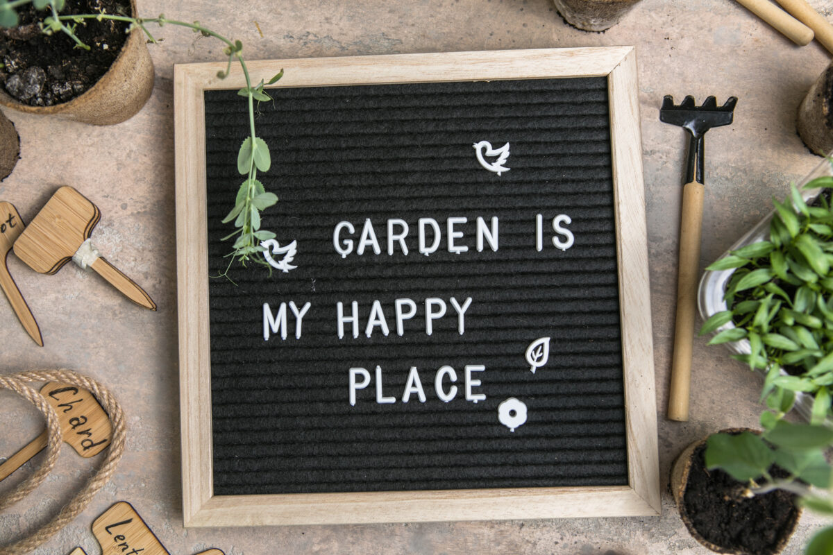 Letter bord met de tekst Garden is my happy place.