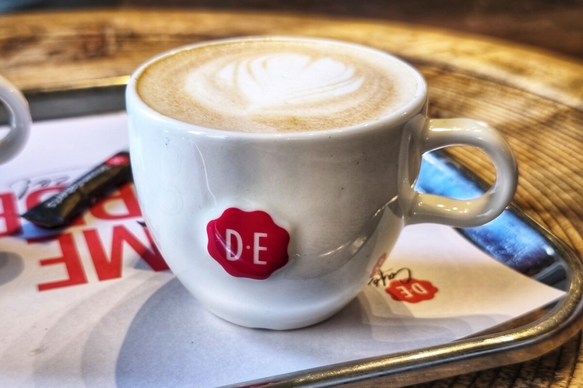 Cappuccino bij het Douwe Egberts Café in Zwolle