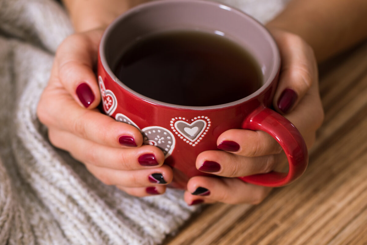 Theemok met vrouwenhanden