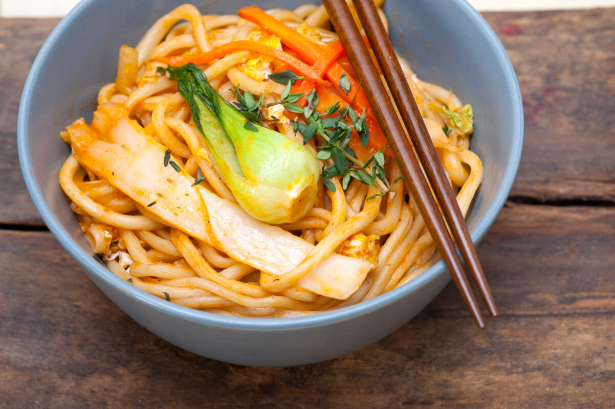 Udon noedels recept met ei, paksoi en wortel