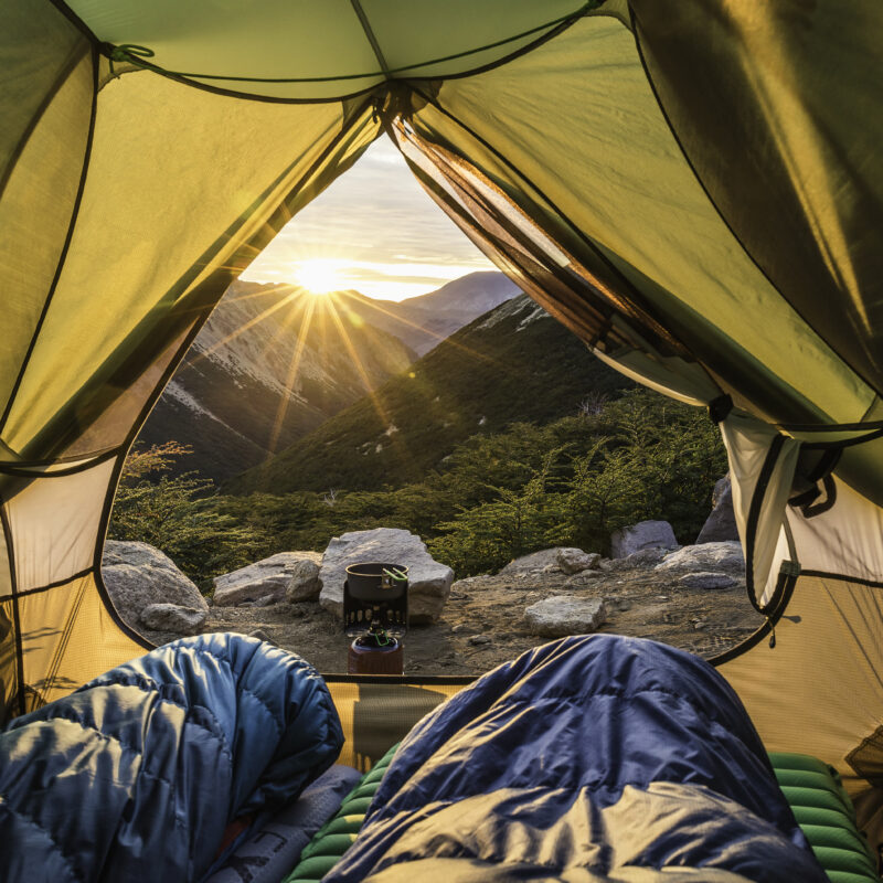wildkamperen Zonsopkomst in de bergen vanuit de tent